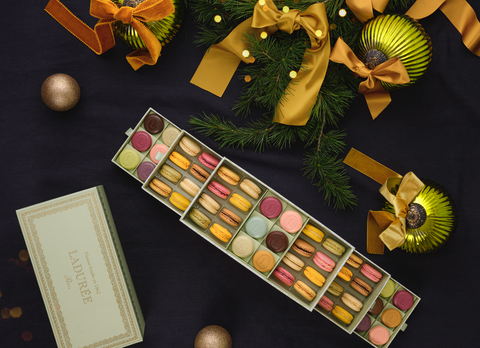 COFFRET DE 32 MACARONS ET 18 EUGÉNIE "PODIUM"
