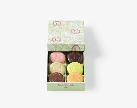Geschenkbox mit 6 Eugenie ausgewählter Geschmacksrichtungen: Caramel, Rose, Schokolade, Pistazie, Vanille und Cassis Violette.