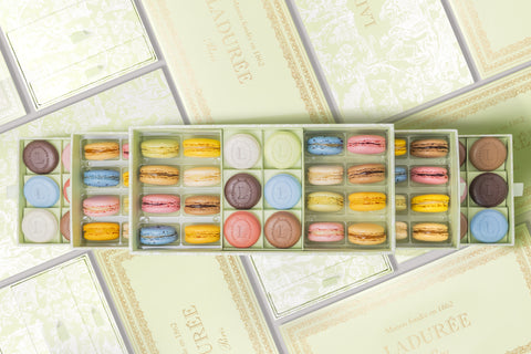 COFFRET DE 32 MACARONS ET 18 EUGÉNIE "PODIUM"